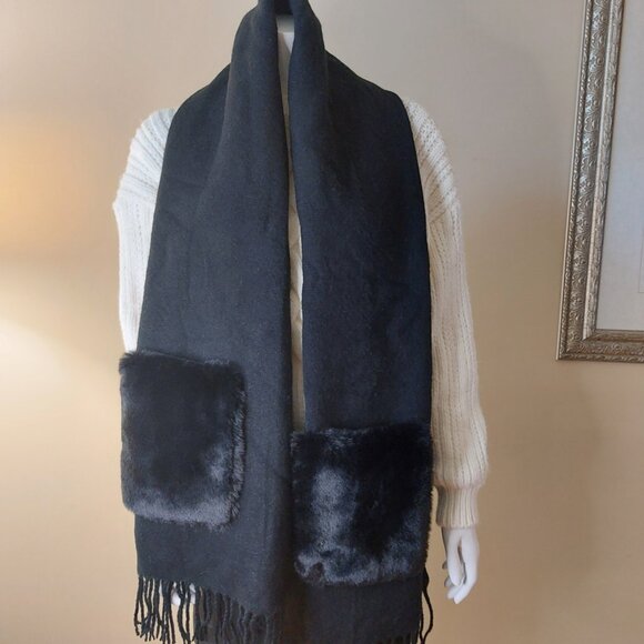 Cozy Black Winter Scarf with Faux Fur Pockets - Picture 3 of 11